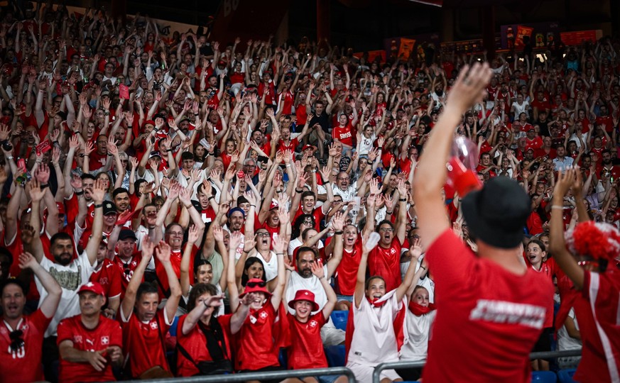 Fussball Frauen Euro 2025 Eroeffnungsspiel Gruppe A 02.07.2025 Schweiz - Norwegen Schweizer Fans machen Stimmung *** Football Women Euro 2025 Opening match Group A 02 07 2025 Switzerland Norway Swiss  ...