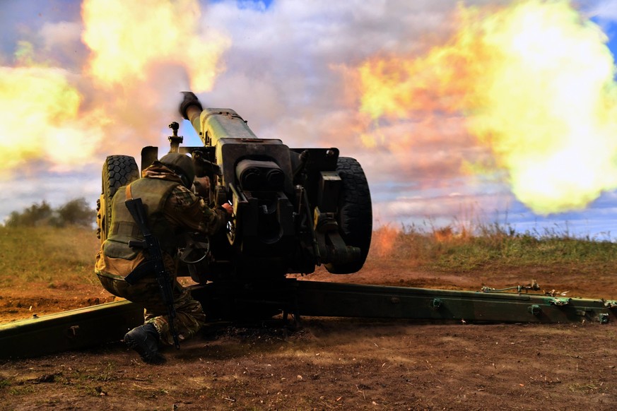 DPR Russia Ukraine Military Operation Artillery Unit 8270684 07.09.2022 A serviceman of Russian private military company Wagner Group shoots from a 122 mm D30 howitzer at the Ukrainian positions, as R ...