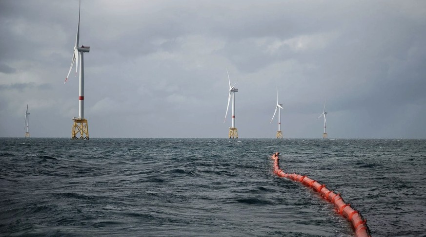 Ein Windpark vor Frankreichs Atlantikküste. (Archivbild)