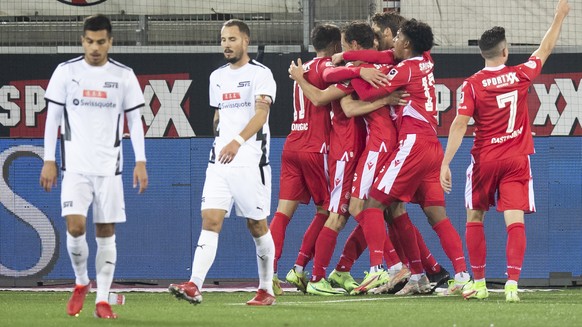 Thuns Spieler jubeln nach dem Tor zum 3-1, im Schweizer Fussball Cup 1/8 Final Spiel zwischen FC Thun und Genf Servette FC, am Mittwoch, 27. Oktober 2021, in der Stockhorn Arena in Thun. (KEYSTONE/Pet ...