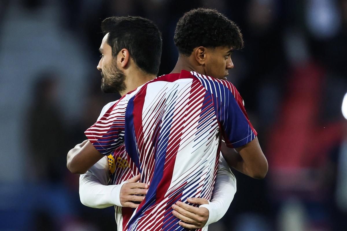 Paris Saint-Germain v FC Barcelona, Barca Quarter-final First Leg - UEFA Champions League 2023/24 Ilkay Gundogan and Lamine Yamal of FC Barcelona are posing before the UEFA Champions League quarter-fi ...