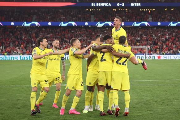 epa10568925 Inter Milan players celebrate their second goal during the UEFA Champions League quarter final 1st leg match between SL Benfica and Inter Milan held at Luz Stadium, Lisbon, Portugal, 11 Ap ...
