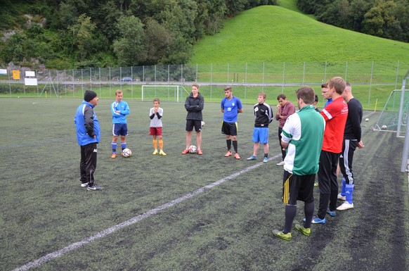 Die 3. Mannschaft des FC Trübbach. Dienstagabend, 19.30 Uhr. Der Trainer spricht zur Mannschaft.