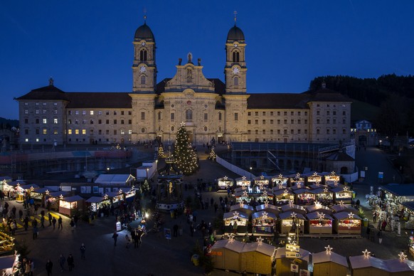 Der Einsiedler Weihnachtsmarkt mit dem Kloster Einsiedeln im Hintergrund, am Donnerstag, 1. Dezember 2016, in Einsiedeln. Mit ueber 130 Verkaufsstaenden ist er einer der groessten Weihnachtsmaerkte de ...