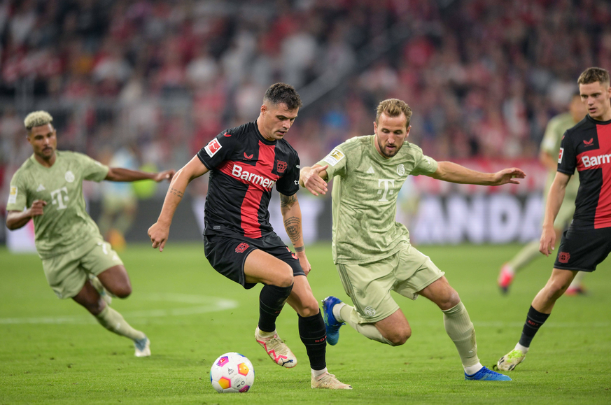 Fußball, 1. Bundesliga, 20230915, FC Bayern München - Bayer 04 Leverkusen. Im Bild Granit XHAKA (Bayer 04 Leverkusen, 34) Dribbling Ball und Harry KANE (FC Bayern München, 9). München Allianz Arena Ba ...