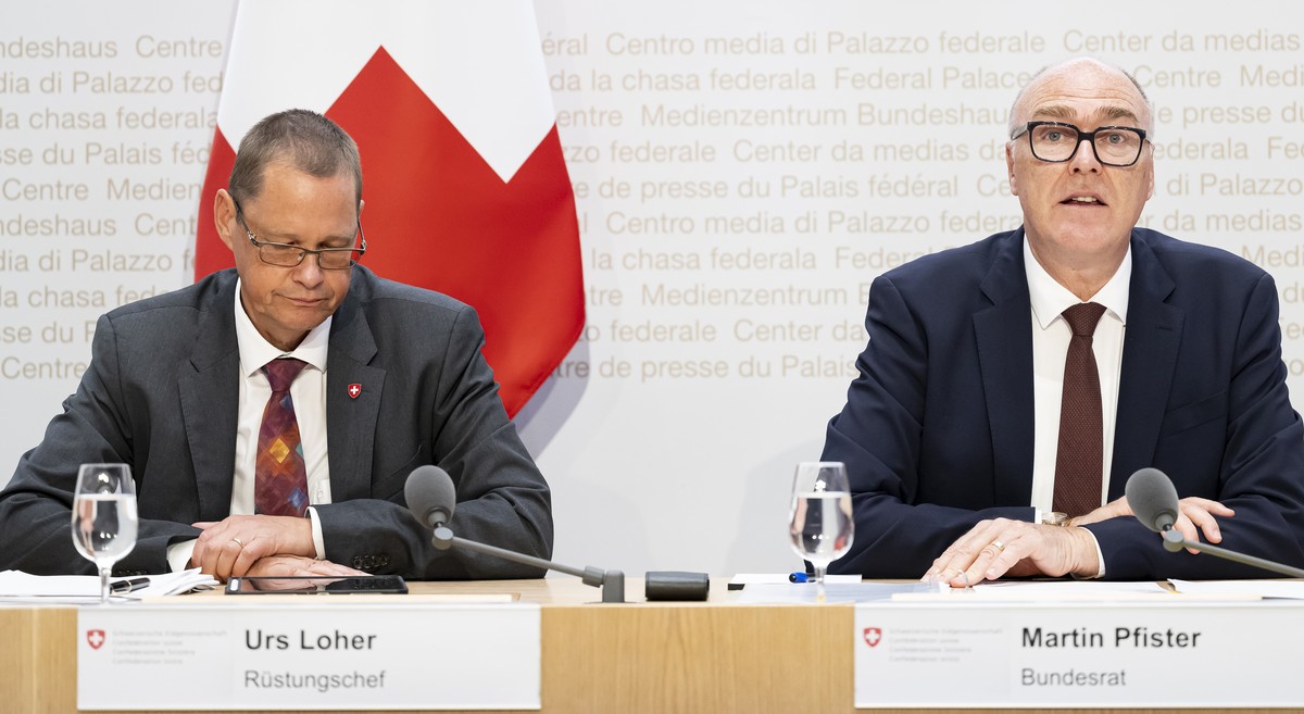 Bundesrat Martin Pfister, rechts, spricht neben Urs Loher, Ruestungschef, links, an einer Medienkonferenz ueber die Ruestungspolitische Strategie des Bundesrates, am Freitag, 20. Juni 2025, im Medienz ...