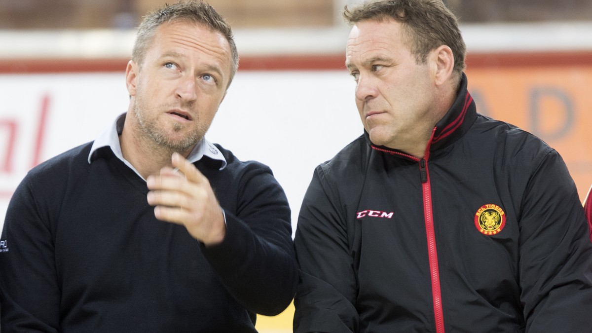 Tigers Sportchef Joerg Reber, links, im Gespraech mit Head Coach Scott Beattie, anlaesslich des Fototermins der SCL Tigers, am Dienstag 9.August 2016 in der Ilfishalle in Langnau. (KEYSTONE/Marcel Bie ...