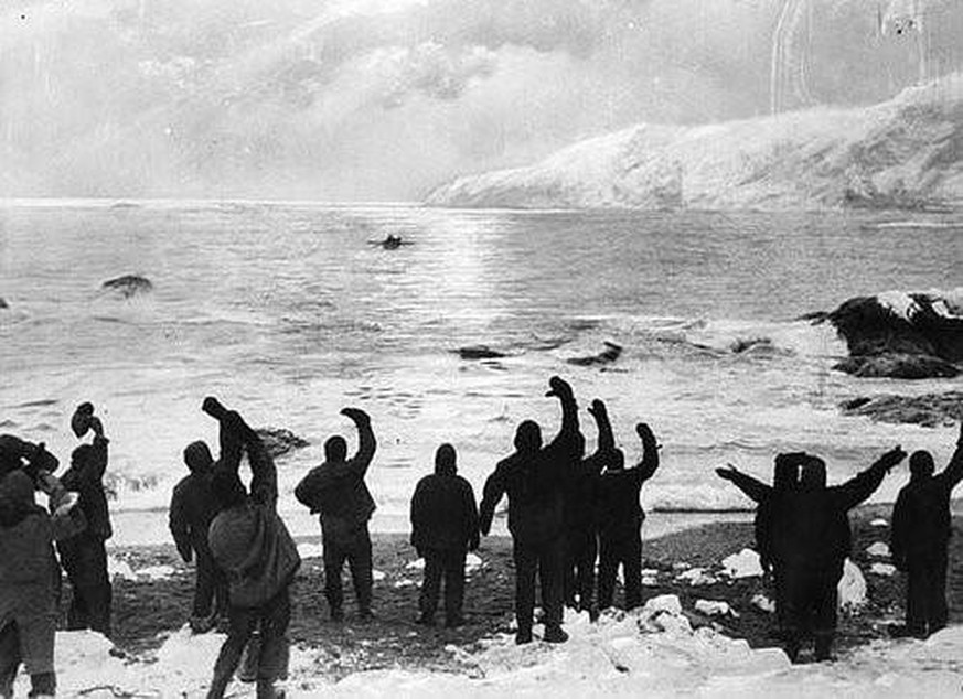 Abfahrt der James Caird von Elephant Island
https://de.wikipedia.org/wiki/Endurance-Expedition#/media/Datei:AllSafeAllWell.jpg