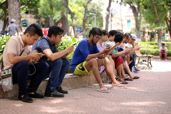 epa05469914 People play &#039;Pokemon Go&#039; on their smartphones in Hanoi, Vietnam, 10 August 2016. The game allows smartphone users to use Global Positioning System (GPS) to capture Pokemon charac ...