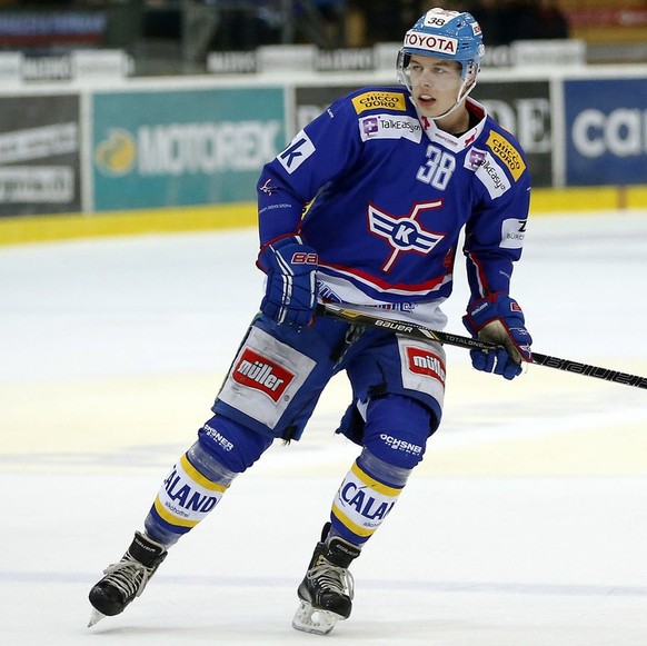 Kloten Flyers Verteidiger Lukas Frick, der wie heute bekannt wurde seinen Vertrag um drei Jahre verlaengert hat, in Aktion waehrend dem Eishockey-Meisterschaftsspiel der National League A zwischen den ...