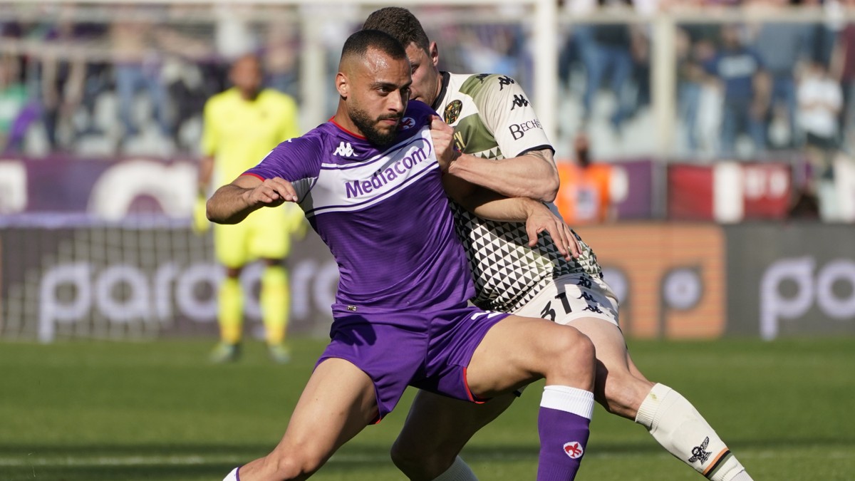 Fiorentina's Arthur Mendonca Cabral, left, is challenged by Venezia's Mattia Caldara during the Serie A soccer match between Fiorentina and Venezia at the Artemio Franchi stadium in Florence ...