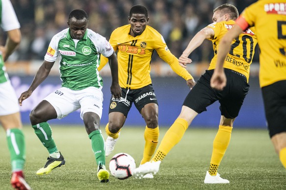 St. Gallens Kekuta Manneh, links, gegen YBs Roger Assale, Mitte, und YBs Michel Aebischer, rechts, beim Fussballspiel der Super League, Berner Young Boys gegen FC. St. Gallen, am Mittwoch, 26. Septemb ...