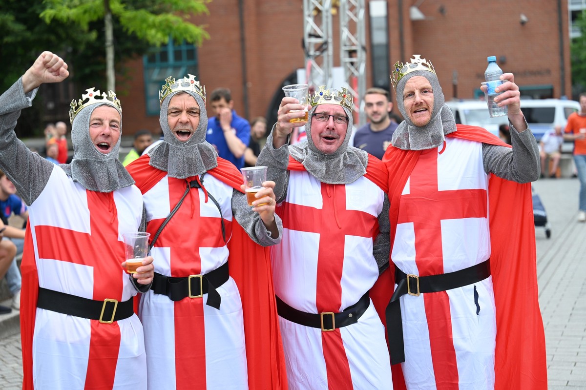 Fussball Euro 2024 in Gelsenkirchen ** NUR FUeR REDAKTIONELLE ZWECKE ** EDITORIAL USE ONLY **<p>Fans feiern am Sonntag 30.06.2024 in Gelsenkirchen ausgelassen die Mannschaften von England und de ...
