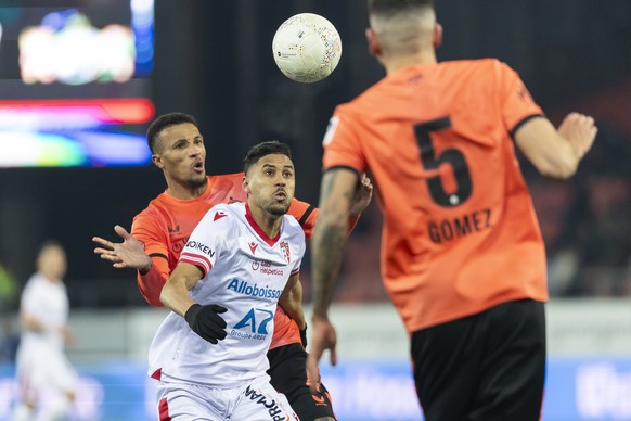 Jean-Philippe Gbamin (FCZ), gauche, lutte pour le ballon avec Mohcine Bouriga (SIO), droite, lors de la rencontre de football de Swiss Super League entre le FC Sion, SIO, et le Zuerich, FCZ, ce samedi ...