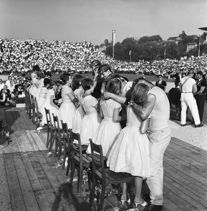 SCHWEIZ EIDGENOESSISCHES SCHWINGFEST 1964 AARAU
The best wrestlers of the Swiss Wrestling and Alpine Festival in Aarau, canton of Aargau, Switzerland, thank the ladies with a kiss after the handover o ...