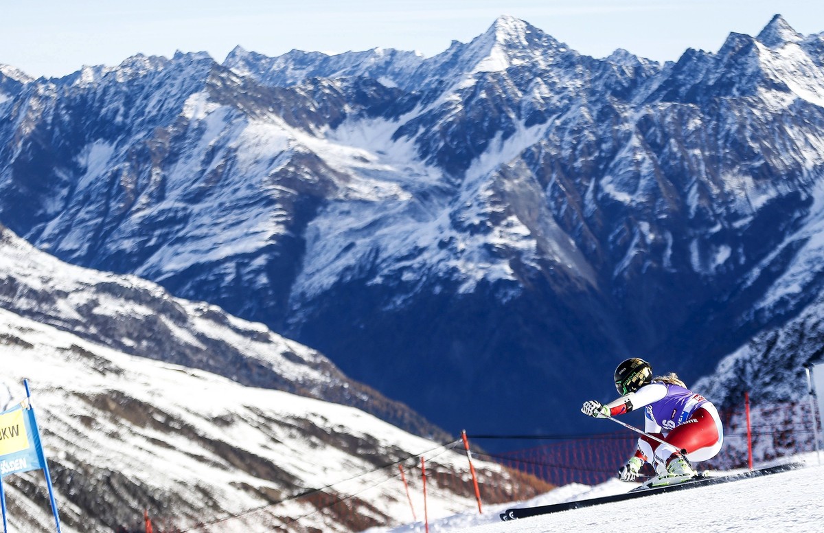 Lara Gut of Switzerland skis down the slope during the World Cup Soelden Women's Giant Slalom race on the Rettenbach glacier in the Tyrolean ski resort of Soelden October 24, 2015. REUTERS/Domini ...