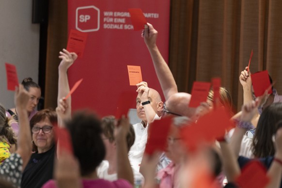 Daniel Jositsch stimmt mit seiner roten Abstimmungskarte an der ausserordentlichen Delegiertenversammlung der SP Kanton Zuerich am Donnerstag, 28. Mai 2026, im Reformierten Kirchgemeindehaus Schwamend ...