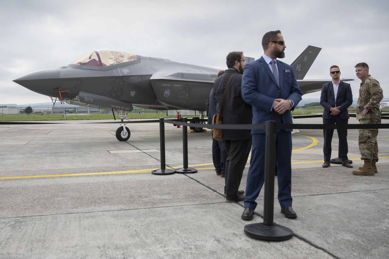 A Lockheed Martin F-35A fighter jet is pictured during a test and evaluation day at the Swiss Army airbase, in Payerne, Switzerland, Friday, June 7, 2019. (KEYSTONE/Peter Klaunzer)