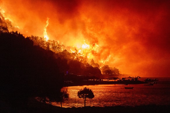 A wildfire approaches a beach on the Adriatic coast near Omis, southern Croatia, early Friday, Aug. 14, 2026. (AP Photo/Tom Dubravec)
APTOPIX Croatia Extreme Weather Wildfires