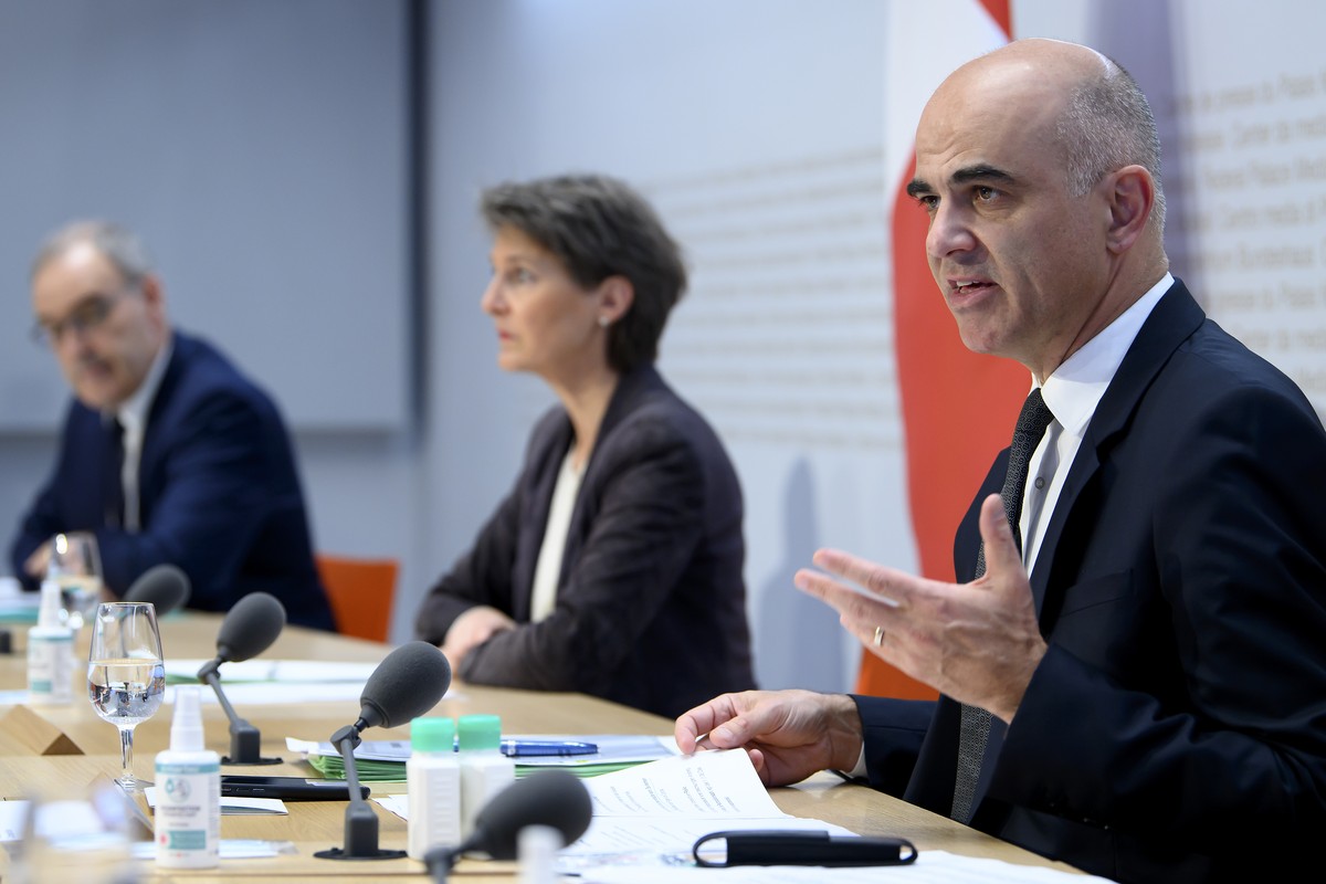 Bundesrat Alain Berset, rechts, spricht an der Seite von Bundesrat Guy Parmelin, links, und Bundespraesidentin Simonetta Sommaruga, Mitte, an einer Medienkonferenz, am Freitag, 18. Dezember 2020, im M ...
