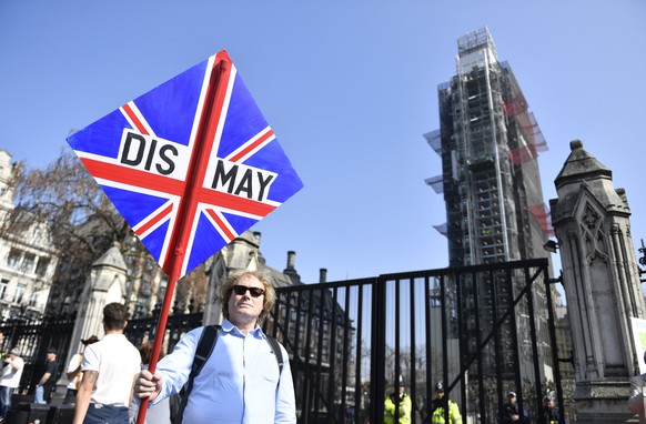 epa07470786 Brexit protesters rally outside of the Parliament in London, Britain, 29 March 2019. MPs are debating in the Houses of Parliament the withdrawal agreement for the third time. EPA/NEIL HALL