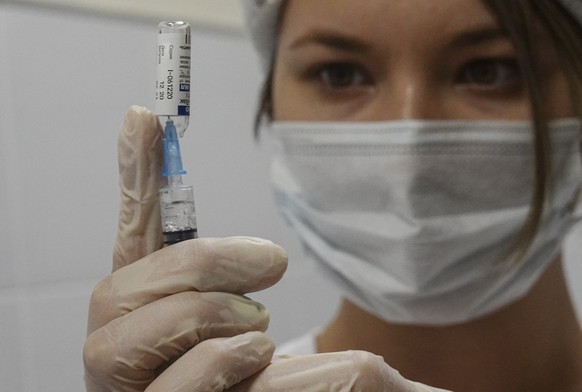 epa08983835 A medic prepares Russia&#039;s Sputnik V Gam-COVID-Vac vaccine against the coronavirus disease COVID-19 at the vaccination point at the Columbus shopping mall in Moscow, Russia, 03 Februar ...