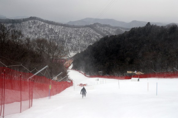 epa06522747 A view towards the course as the start of the Women&#039;s Slalom race is being postponed due to weather conditions at the Yongpyong Alpine Centre during the PyeongChang 2018 Olympic Games ...