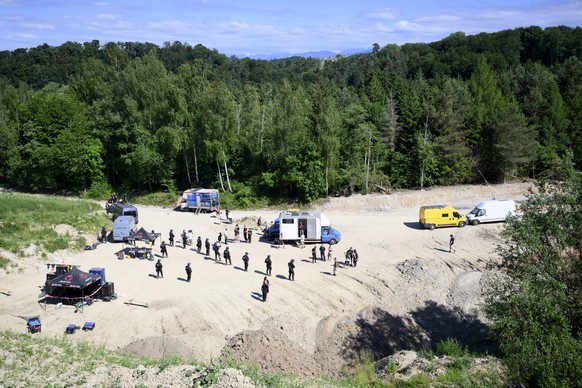 Des policiers de la police cantonale de Fribourg photographies lors d&#039;une operation d&#039;evacutation du rassemblement illegal, rave sauvage ce jeudi 26 mai 2022 a Montagny, Fribourg. Des centai ...