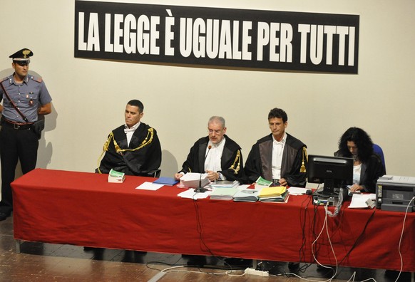 Richter Giovanni Puliatti (Mitte) leitet die Verhandlung.