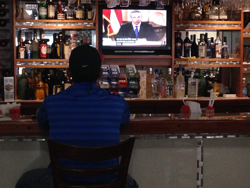 Ein Puerto Ricaner schaut am 29. Juni eine TV-Rede von Gouverneur Alejandro Garcia zur aktuellen Finanzlage.