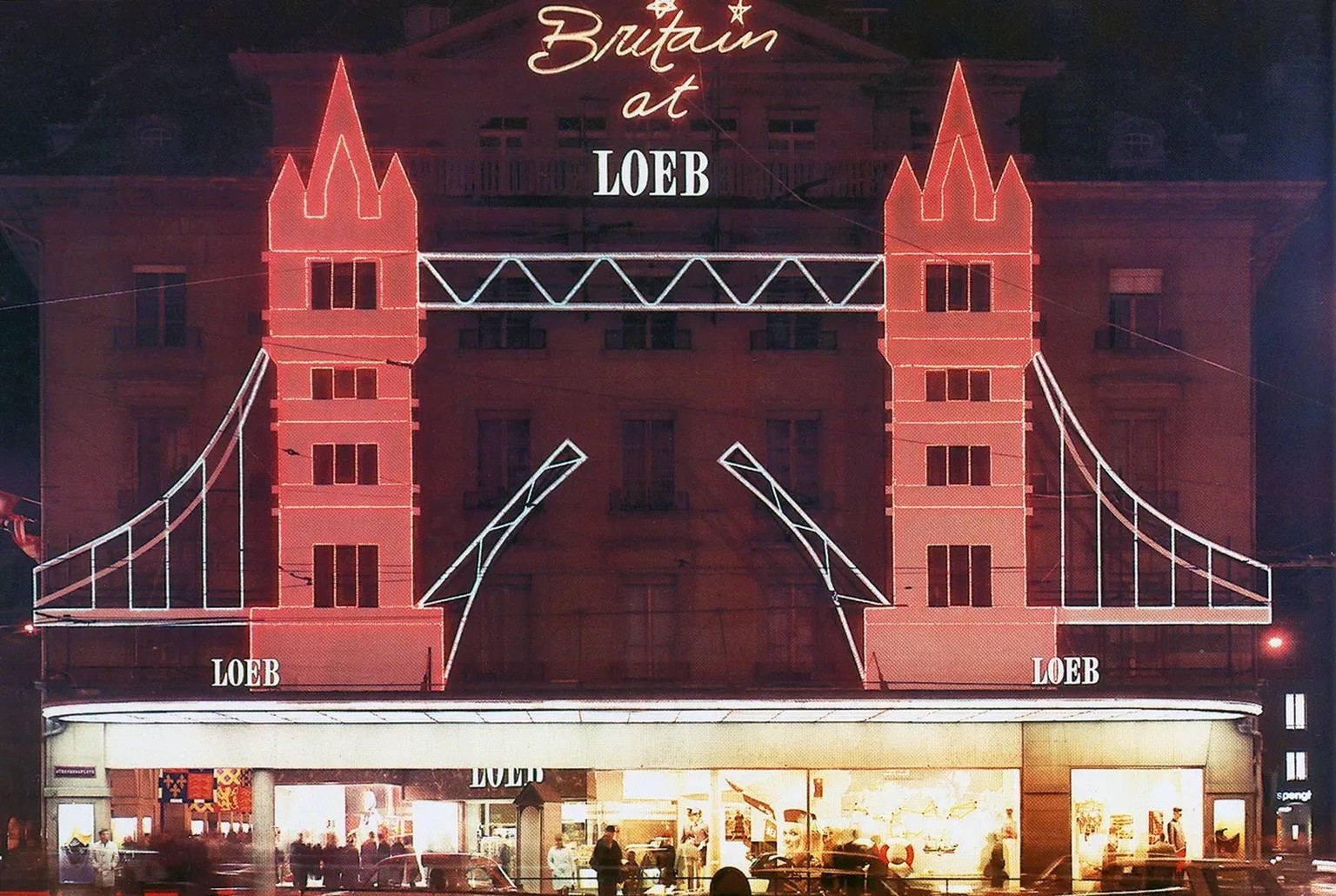 «Britain at Loeb», Lichtinstallation an der Fassade, 1967.
https://swisscovery.slsp.ch/permalink/41SLSP_NETWORK/1ufb5t2/alma991110847879705501