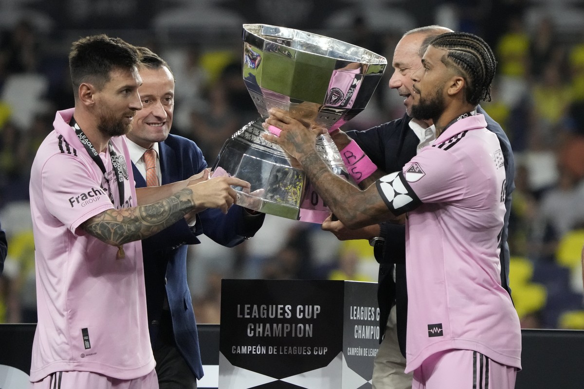 epaselect epa10808654 Inter Miami CF forward Lionel Messi (L) and defender DeAndre Yedlin (R) are presented with their team?s trophy after beating Nashville SC in the 2023 Leagues Cup final between Na ...