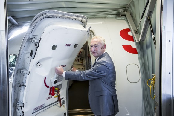 Swiss Airlines verabschiedet den BAe Avro RJ 100 und CEO Thomas Kluehr schliesst zum letzten Mal die Tuere des Fliegers am Dienstag 15. August 2017 in Genf. (KEYSTONE/Christian Merz)