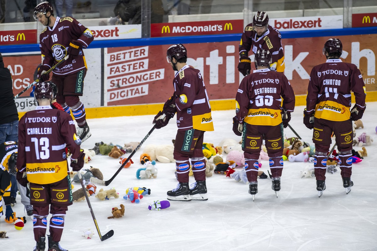 Les joueurs genevois, ramassent des peluches sur la glace des Vernets qui ont ete lancees par les spectateurs, cette operation Peluche est en faveur de l'hopital des enfants des HUG, les spectate ...