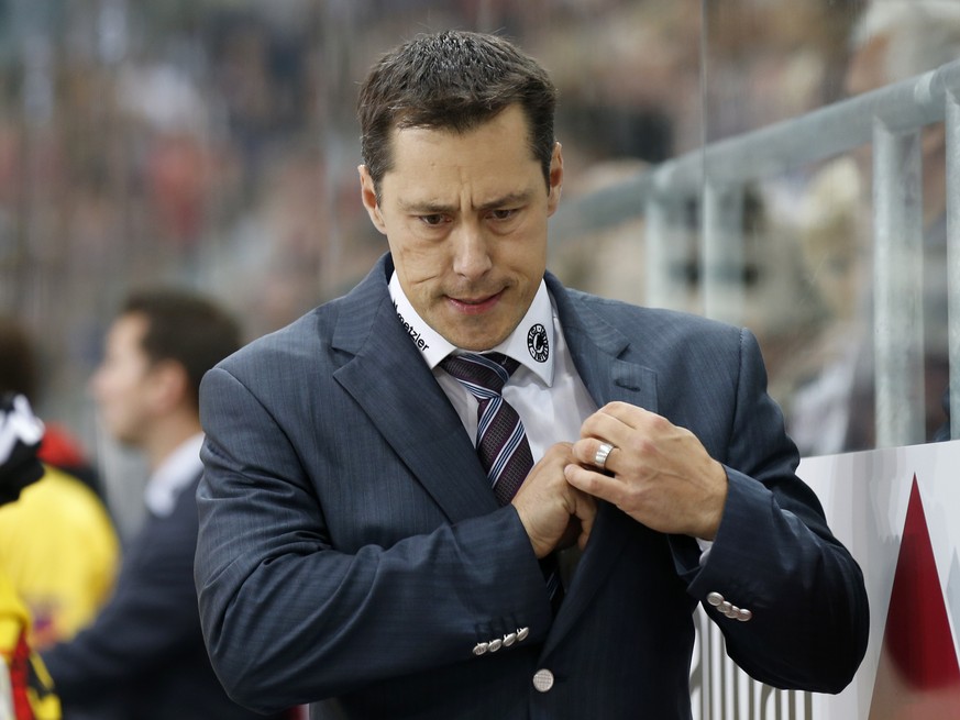 ZUR ENTLASSUNG VON SCB TRAINER GUY BOUCHER STELLEN WIR IHNEN FOLGENDES ARCHIVBILD ZUR VERFUEGUNG - Berns Trainer Guy Boucher im Eishockey-Meisterschaftsspiel der National League A zwischen dem EHC Bie ...