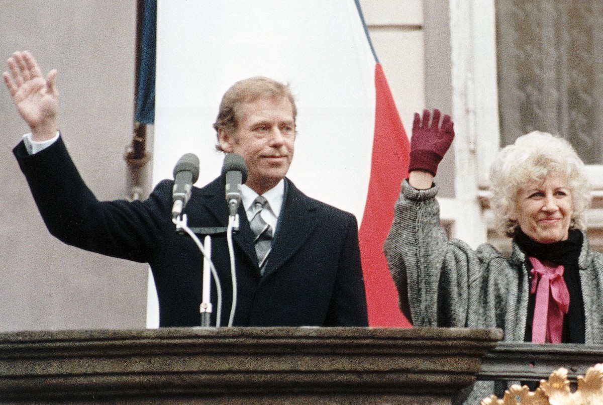 The new President of Czechoslovakia, Vaclav Havel, and his wife, Olga, meet Prague citizens after being elected at the Prague Castle, December 29, 1989.
REUTERS/Staff - RTR1PSSL