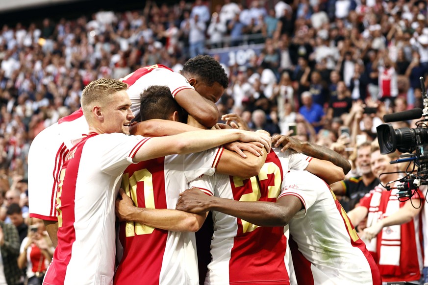 epa10167932 (L-R) Jurrien Timber of Ajax, Kenneth Taylor of Ajax, Dusan Tadic of Ajax, Steven Berghuis of Ajax, Mohammed Kudus of Ajax celebrate the 3-0 during the UEFA Champions League Group A match  ...