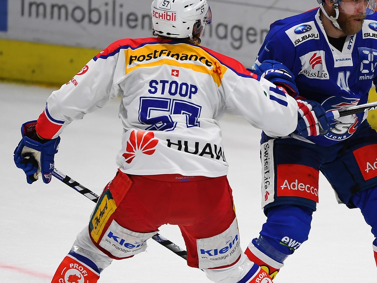 Der Zuercher Patrick Thoresen, Mitte, schiesst das Tor zum 3:0 gegen Klotens Lukas Stoop, links, und Torhueter Martin Gerber, rechts, beim Eishockey-Meisterschaftsspiel der National League A zwischen  ...
