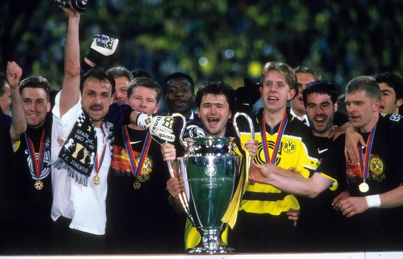 Borussia Dortmund gewinnt die Champions League 1996/1997, v.li.: Torwart Stefan Klos, Jürgen Kohler, Stefan Reuter, Ibrahim Tanko, Stephane Chapuisat mit dem Pokal, Jörg Heinrich, Rene Tretschok und M ...