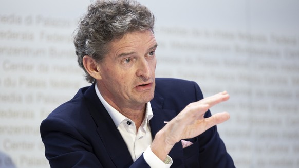 Urs Wietlisbach, Finanzunternehmer, vorne, spricht waehrend einer Medienkonferenz zur Eidgenoessischen Volksinitiative "Fuer eine direktdemokratische und wettbewerbsfaehige Schweiz - keine EU-Pas ...