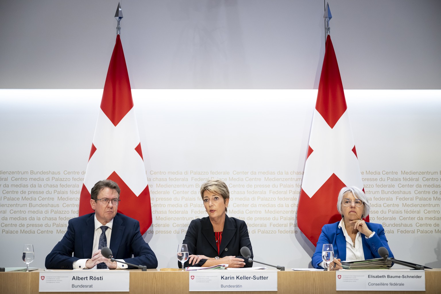 Bundesraetin Karin Keller-Sutter, Mitte, spricht neben Bundesrat Albert Roesti, links, und Bundesraetin Elisabeth Baume-Schneider, rechts, an einer Medienkonferenz zum Entlastungsprogramm fuer den Bun ...