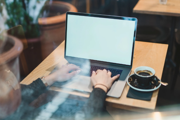 Umsatzkiller oder Magnet für neue Gäste? Menschen, die im Café arbeiten, sorgen für Ärger in hiesigen Betrieben.