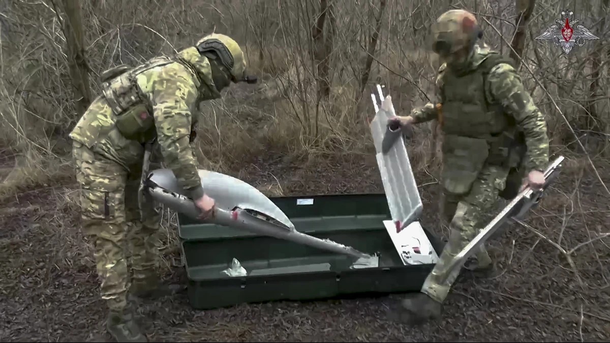 Hier bereiten russische Soldaten eine FPV-Drohne vor.