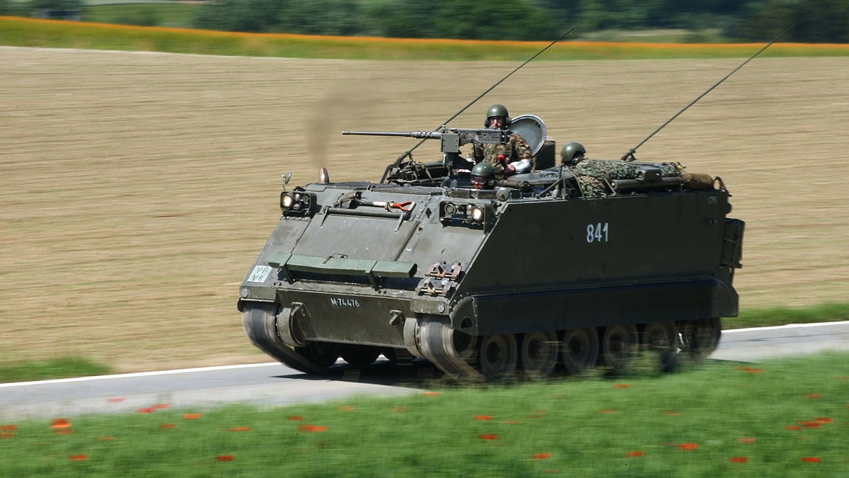 Ein Schuetzenpanzer M113 am 4. Juni 2003 in voller Fahrt bei Frauenfeld. (KEYSTONE/Gaetan Bally) === , ===