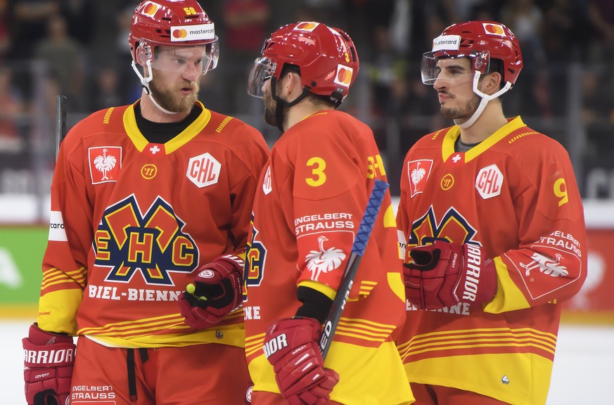 Biel?s Anton Gustafsson, Biel?s Peter Schneider, and Biel?s Damien Riat, from left, speak during the Champions Hockey League round of 1 match between Switzerland&#039;s EHC Biel-Bienne and Norway&#039 ...