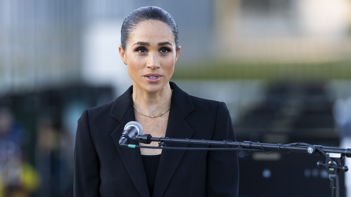 epa12969035 Meghan Markle, the Duchess of Sussex speaks during the inauguration of 'The Lost Screen Memorial' exhibition on the Place des Nations in front of the European headquarters of the ...