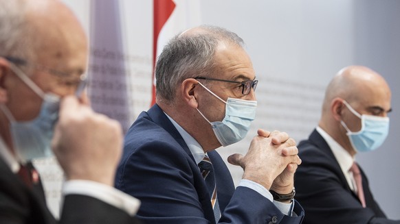 Bundesrat Ueli Maurer, Bundespraesident Guy Parmelin und Bundesrat Alain Berset, von links, sprechen an einer Medienkonferenz zu Covid 19 Massnahmen, am Mittwoch, 27. Januar 2021, in Bern. (KEYSTONE/P ...