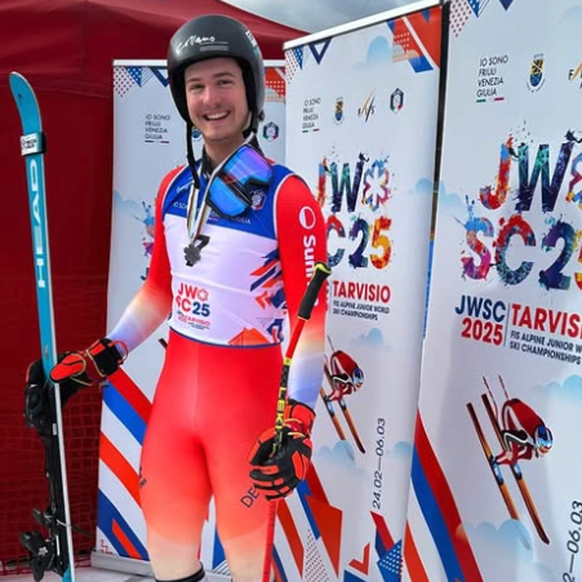 Philipp Kälin gewinnt an der Junioren-Ski-WM 2025 in Tarvisio Silber in der Abfahrt.