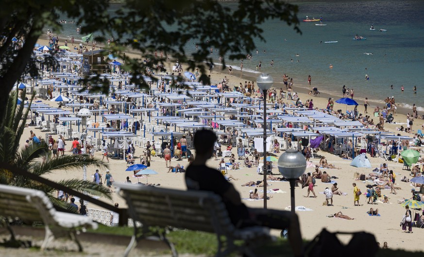 epa12226627 Several beachgoers enjoy a sunny morning on Ondarreta Beach in the city of San Sebastian, Basque Country, northern Spain, 09 July 2025. Temperatures are expected to reach up to 25 degrees  ...