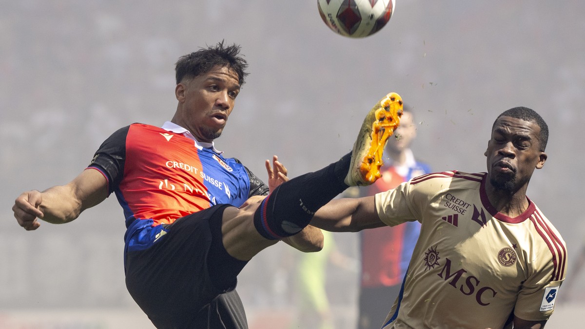 Basels Kevin Rueegg, links, gegen Servettes Dereck Kutesa, rechts, im Fussball Meisterschaftsspiel der Regular Season der Super League zwischen dem FC Basel 1893 und dem Servette FC im Stadion St. Jak ...